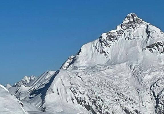 Schee-covered mountain in Lech