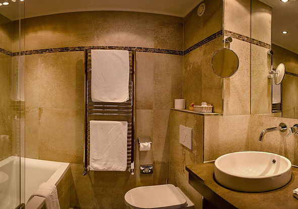 Ein stilvolles Badezimmer mit Badewanne, Toilette und Waschbecken