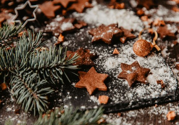Nahaufnahme von weihnachtlicher Dekoration  © anna peipina | unsplash