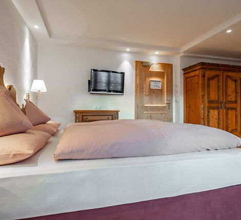 Schlafzimmer mit gemütlichem Boxspringbett Residenz Chesa Rosa