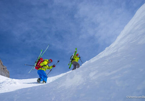 Zwei Männer steigenden schneebedeckten Arlberg hoch