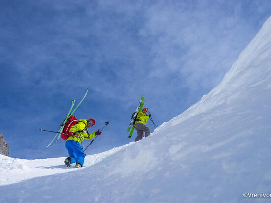 Zwei Männer steigenden schneebedeckten Arlberg hoch