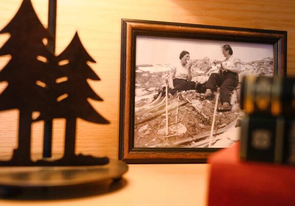 Nachttisch mit einer Lampe und alten Bild