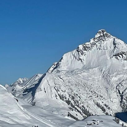Schee-covered mountain in Lech