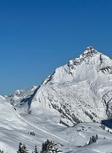 Schee-covered mountain in Lech