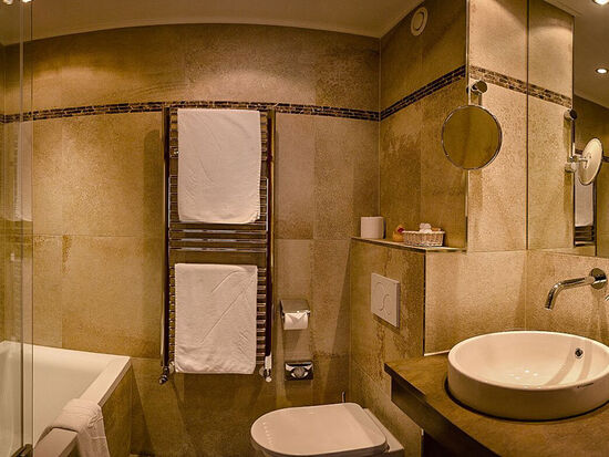 Ein stilvolles Badezimmer mit Badewanne, Toilette und Waschbecken