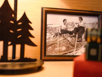 Nachttisch mit einer Lampe und alten Bild