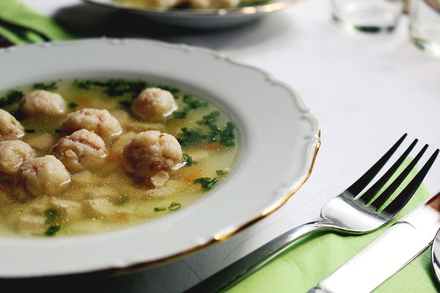 Nahaufnahme von einem Suppenteller mit Suppe