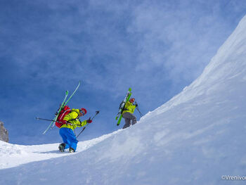 Zwei Männer steigenden schneebedeckten Arlberg hoch