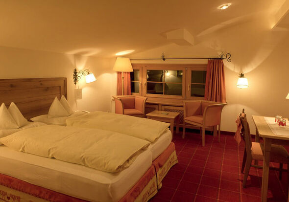 A fully equipped hotel room at Hotel Lech.