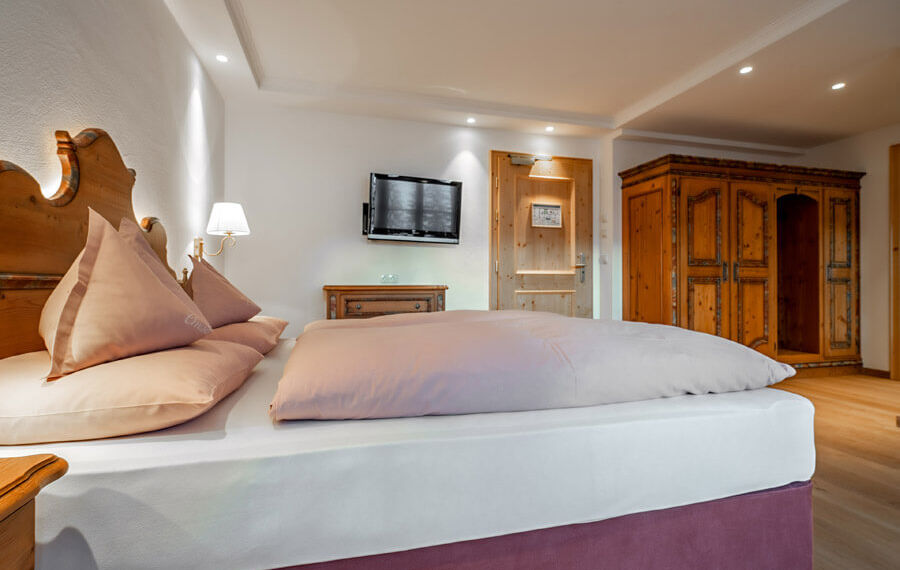 Schlafzimmer mit gemütlichem Boxspringbett Residenz Chesa Rosa
