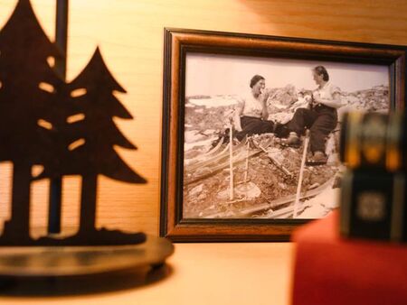 Nachttisch mit einer Lampe und alten Bild