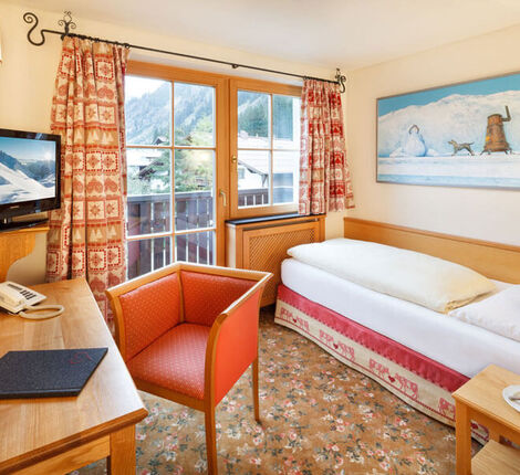 Die Hölzerne Einrichtung des Hotelzimmers Schneemann
