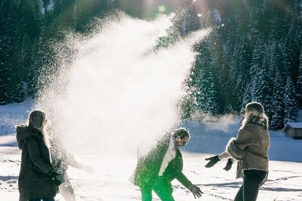 Eine Familie macht eine spontane Schneeschlecht.