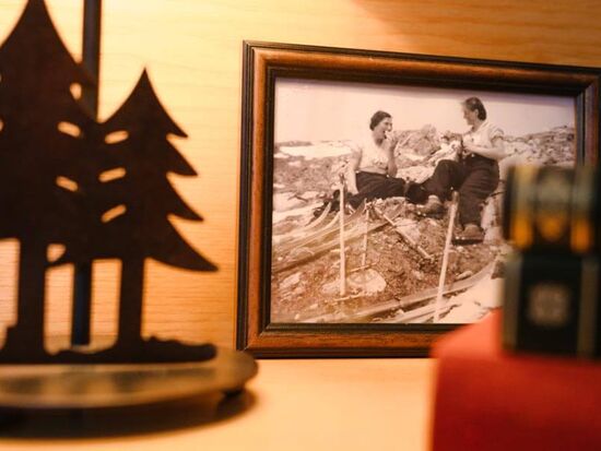 Nachttisch mit einer Lampe und alten Bild