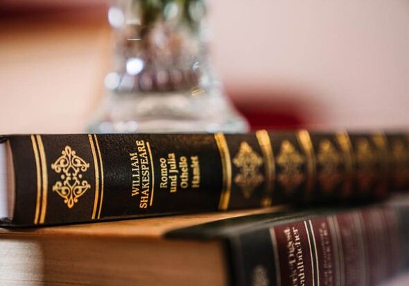 Zwei Bucher von William Shakespeare liegen auf den Nachtkasten.