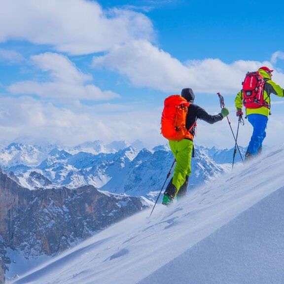 Der Aufstieg der zwei Männer im Schnee ist schwer, aber das Ende lohnt sich.