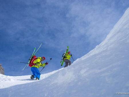 Zwei Männer steigenden schneebedeckten Arlberg hoch