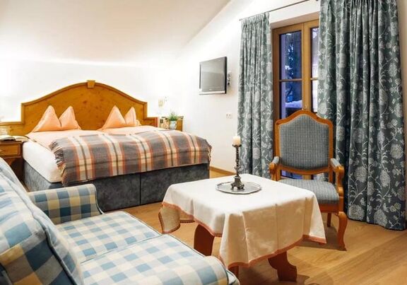 Cosy bed, couch with a royal armchair