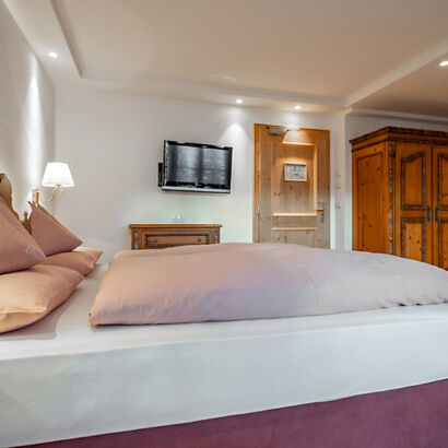 Schlafzimmer mit gemütlichem Boxspringbett Residenz Chesa Rosa