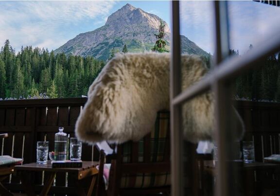 Das Bild zeigt die Atemberaubende Aussicht vom Balkon des Schneekristall Zimmers