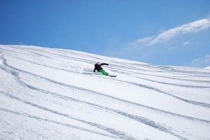 Sonnenskilauf auf den Pisten des Arlbergs