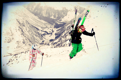 Mit Ski auf den Rücken auf den Arlberg