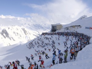 Start des Skirennens Weißer Rausch auf der Valluga am Arlberg