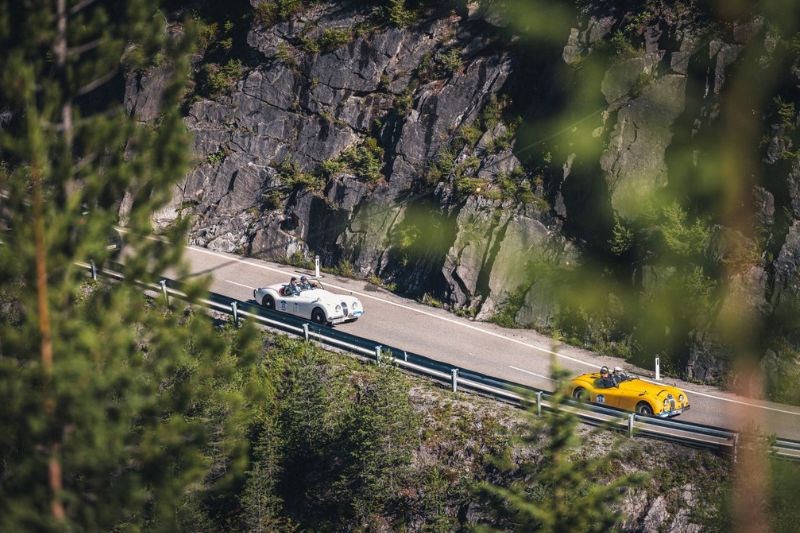 Bergstraße mit fahrenden Oldtimern