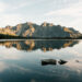 Bergsee mit Spiegelung des Berges, der im Hintergrund ist