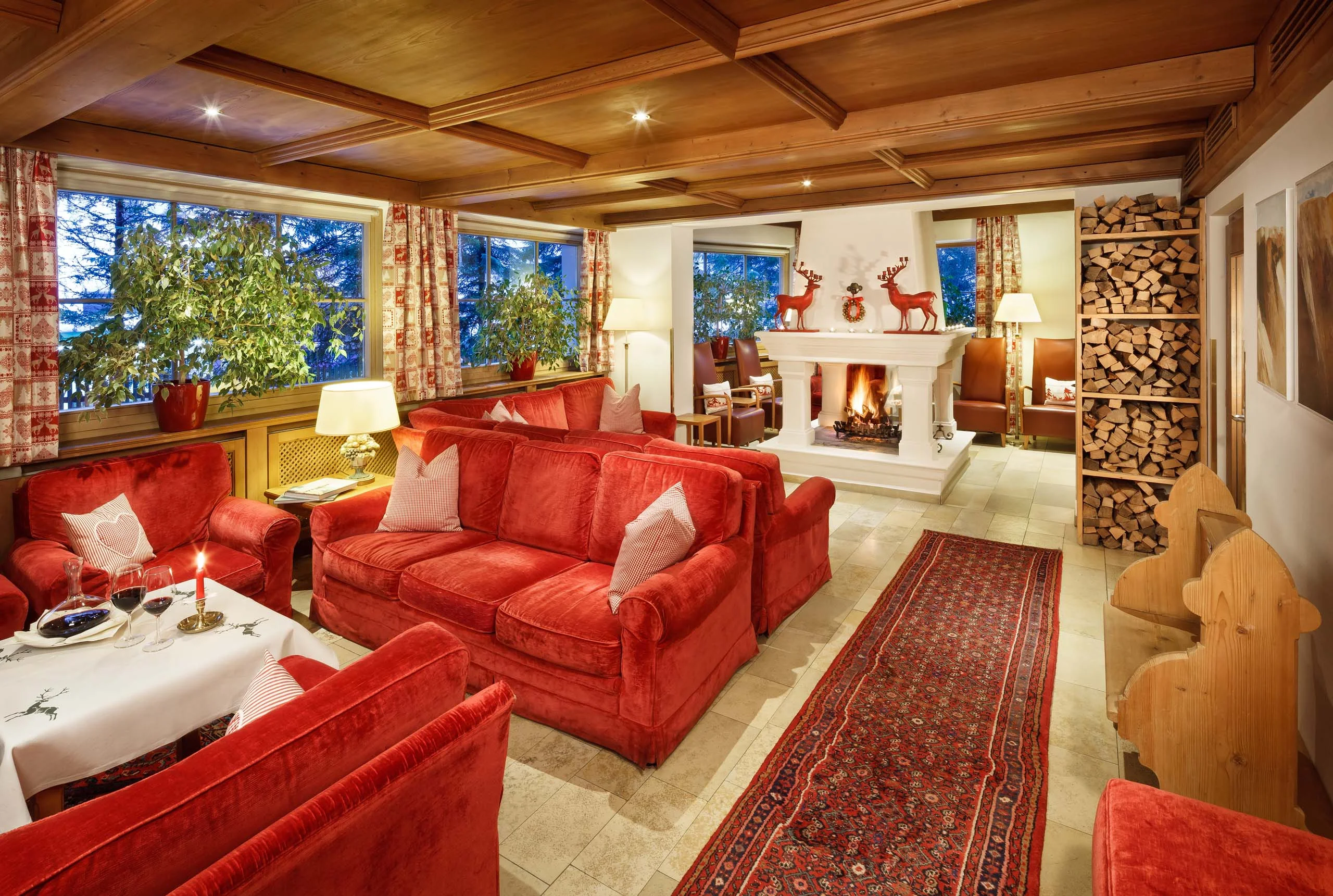 Kamin & Bar in Lech am Arlberg | Das Wohnzimmer im Hotel Lech Kamin & Bar in Lech am Arlberg | Das Wohnzimmer im Hotel Lech