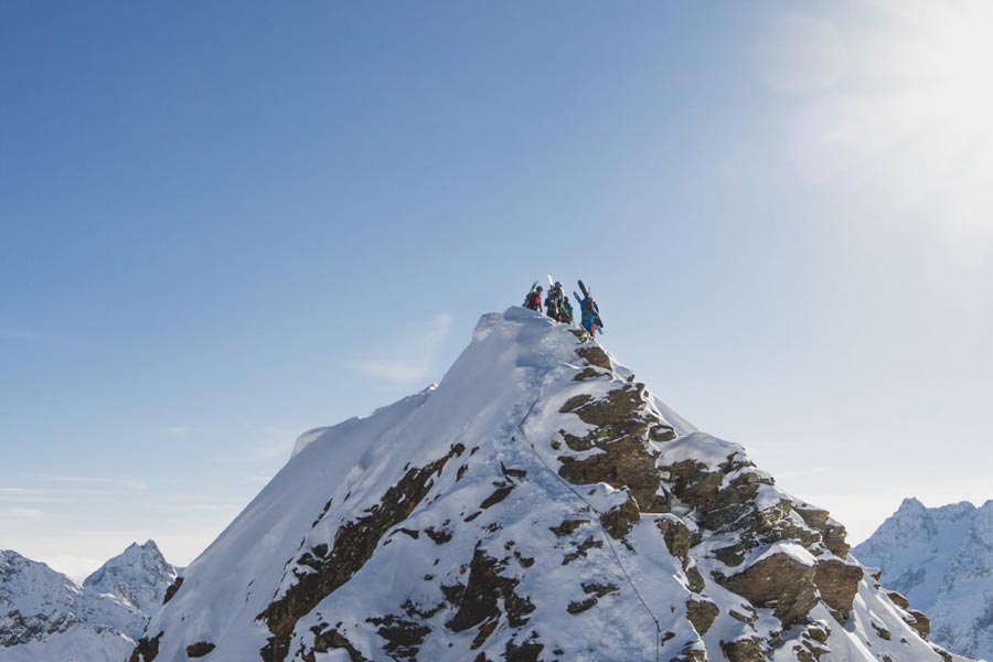 Ski tourers are on the Gpifel from which they want to descend
