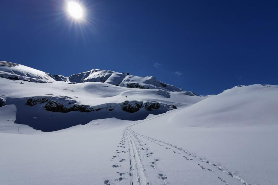 Tiefschneepisten für Skitourengeher Berg ist voller Schnee bedeckt, der im Sonnenlicht klitzert