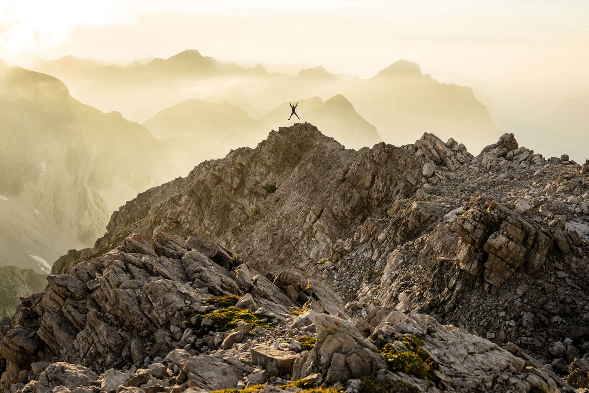Foto eines Berggipfels im Sonnenschein